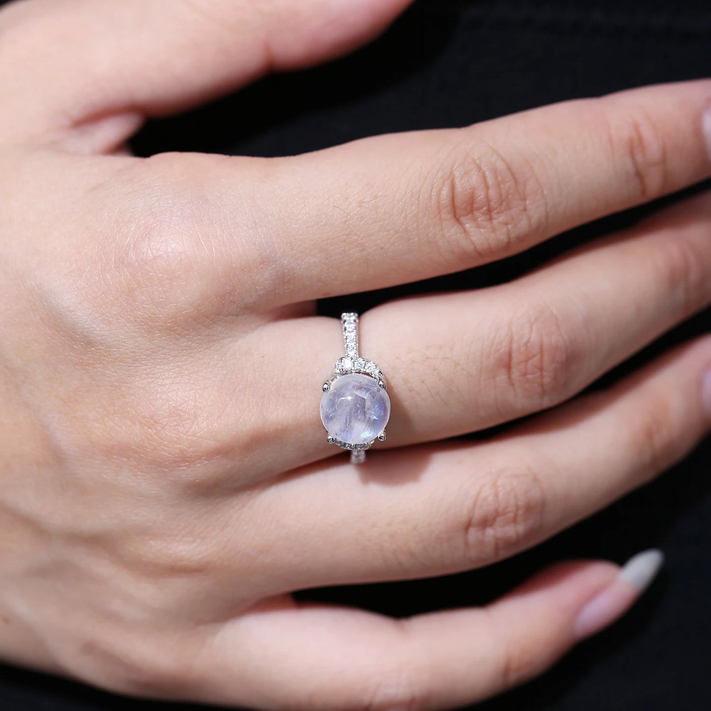 Anillo de piedra lunar azul lechoso natural redondo de 9 mm de GEM'S BALLET en plata de ley 925. Delicado anillo con piedra de nacimiento. Regalo para ella.