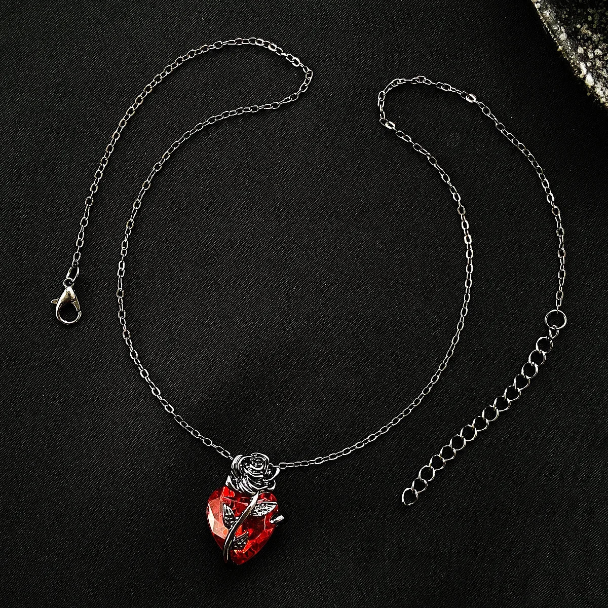 Love Rose Necklace Gothic Dark Wrapped Flower Heart Shaped Female Clavicle Chain Valentine's Day Jewelry