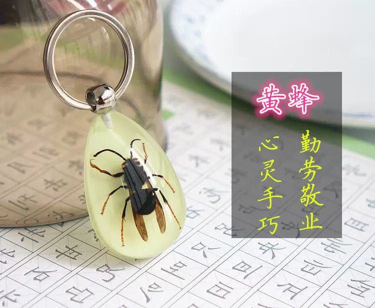 Amber Keychain Men's and Women's Creative Gifts for Children Golden Cicada Scorpion Beetle Spider Luminous Insect Specimen Pendant Wasp (luminous)
