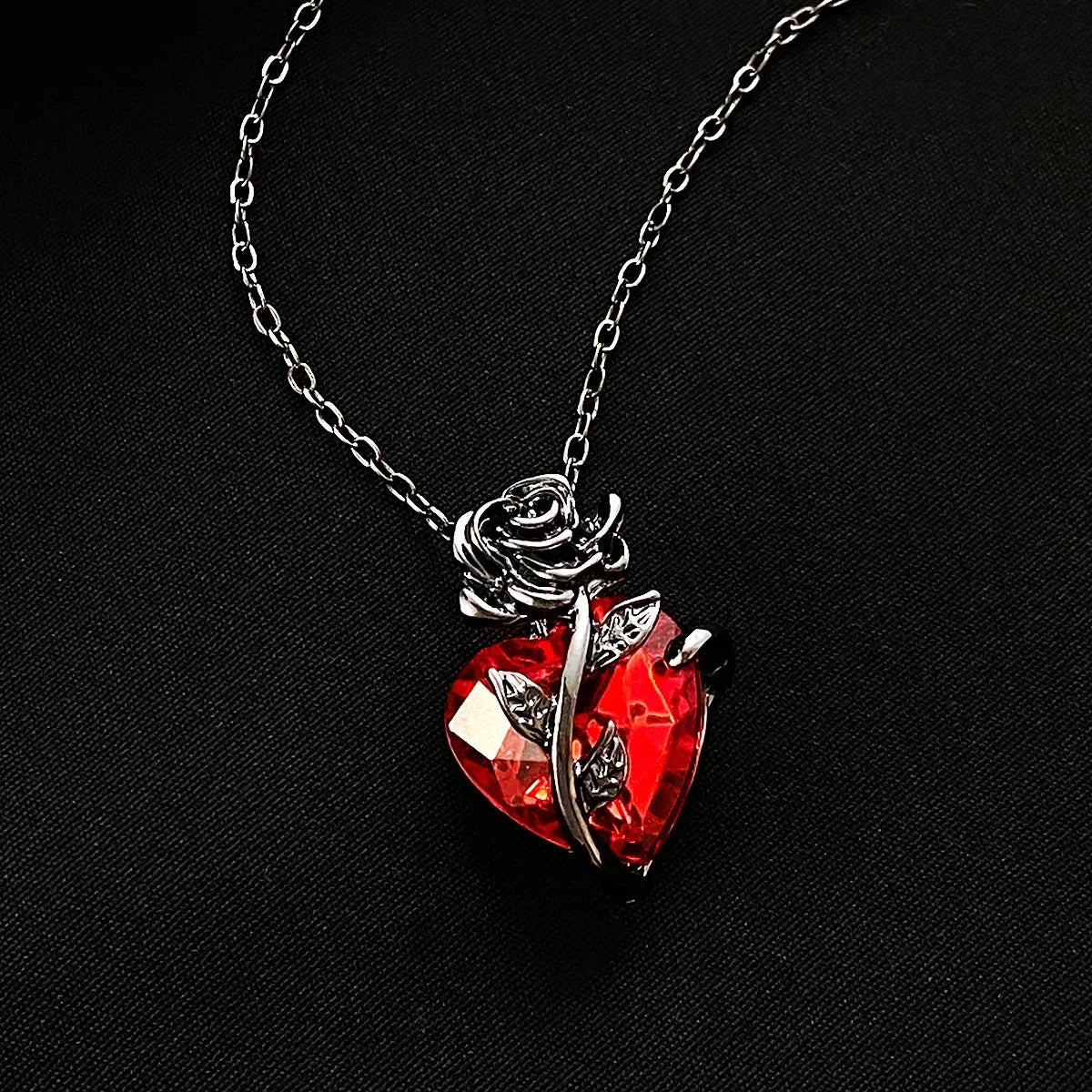 Love Rose Necklace Gothic Dark Wrapped Flower Heart Shaped Female Clavicle Chain Valentine's Day Jewelry