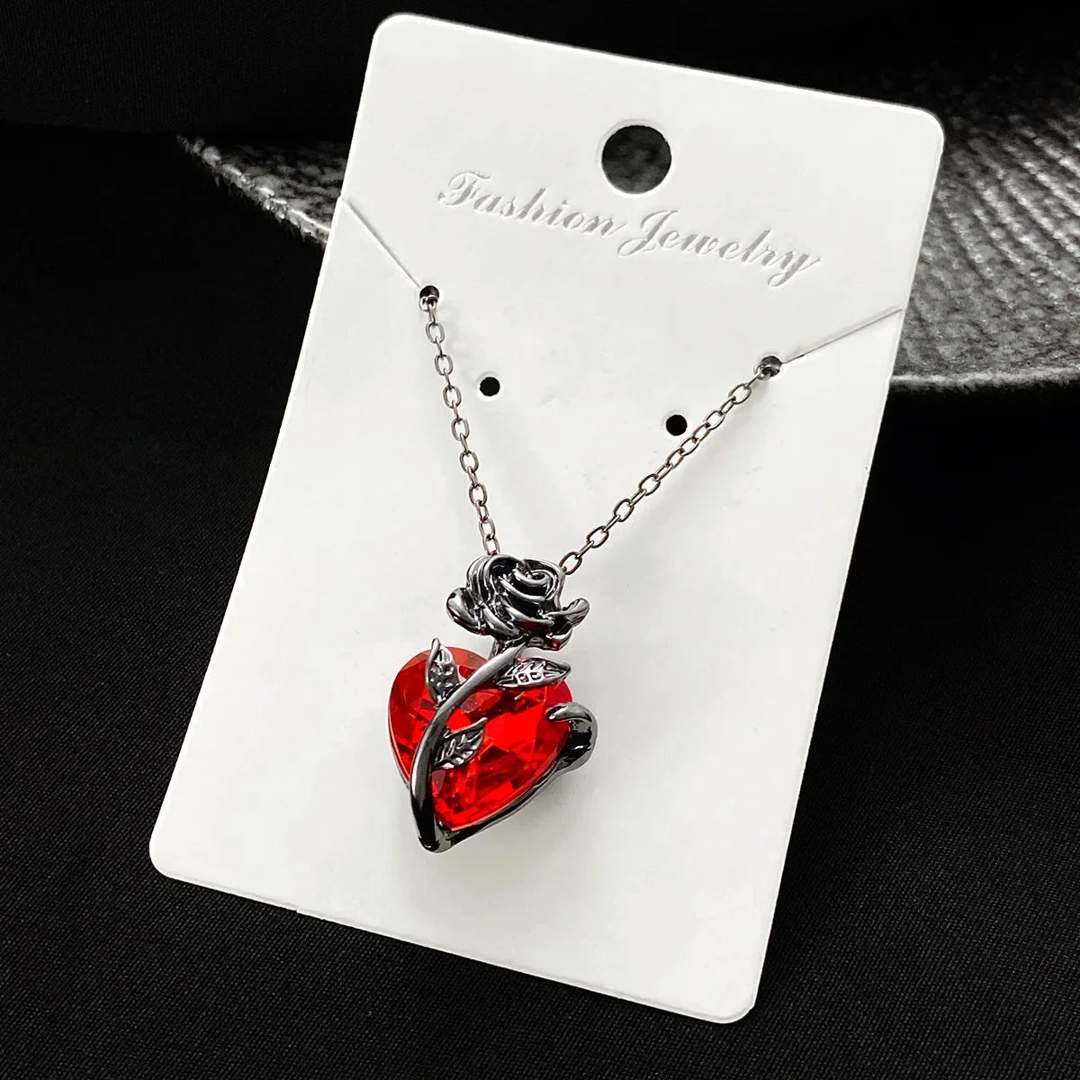 Love Rose Necklace Gothic Dark Wrapped Flower Heart Shaped Female Clavicle Chain Valentine's Day Jewelry