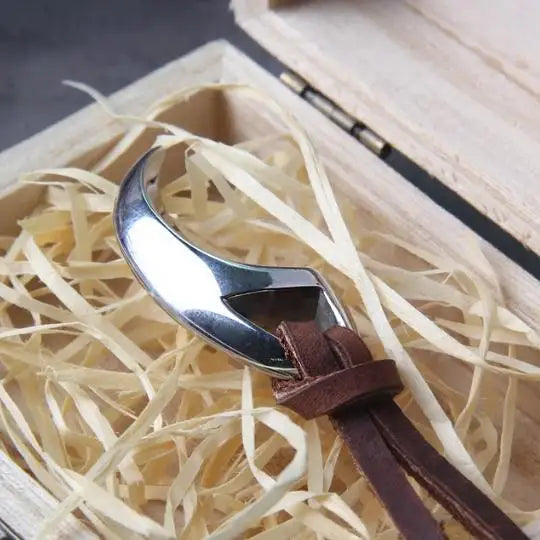 Never Fade Wolf Fang Tooth Spike with wolf Carving patterns Pendant Necklace wooden box as men gift