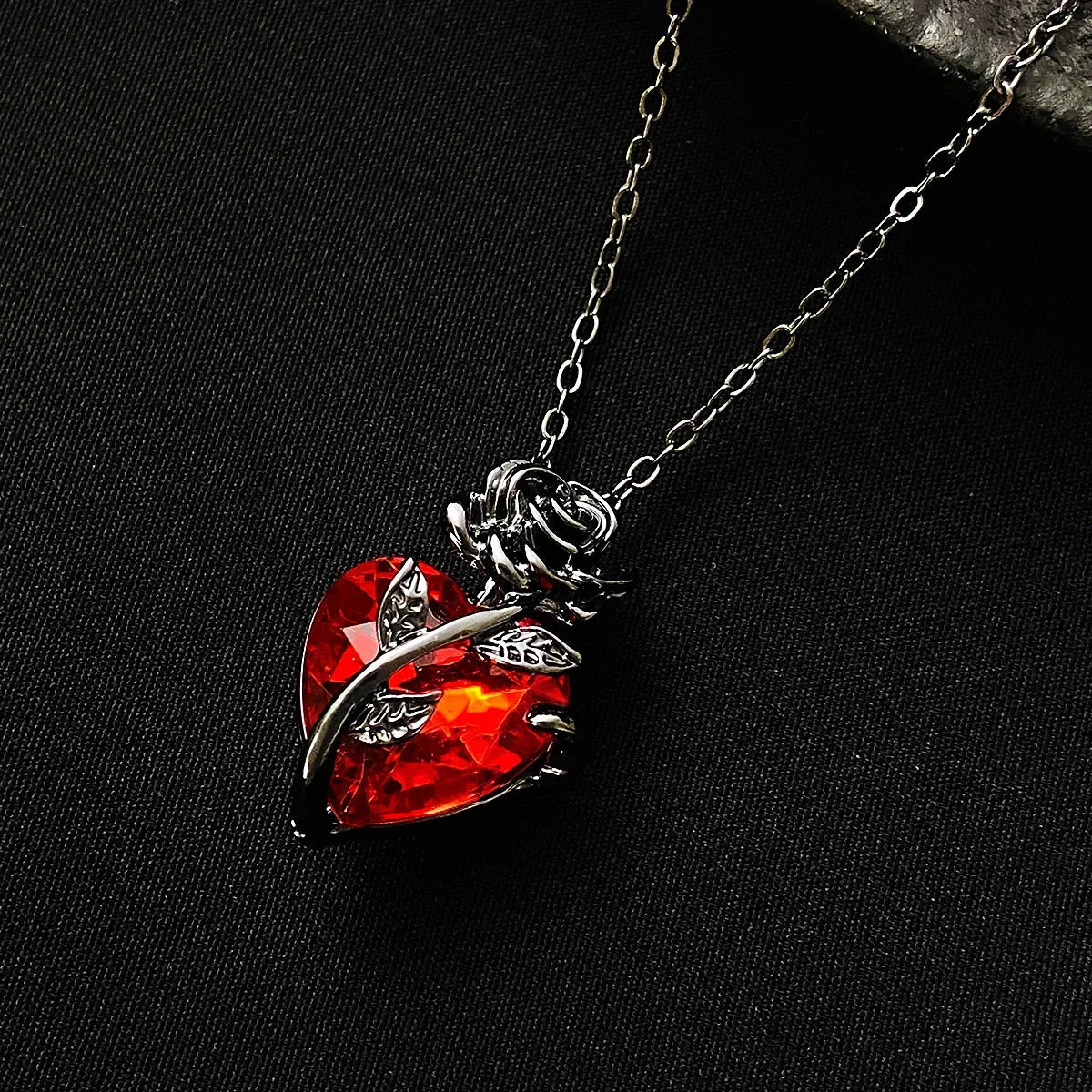 Love Rose Necklace Gothic Dark Wrapped Flower Heart Shaped Female Clavicle Chain Valentine's Day Jewelry