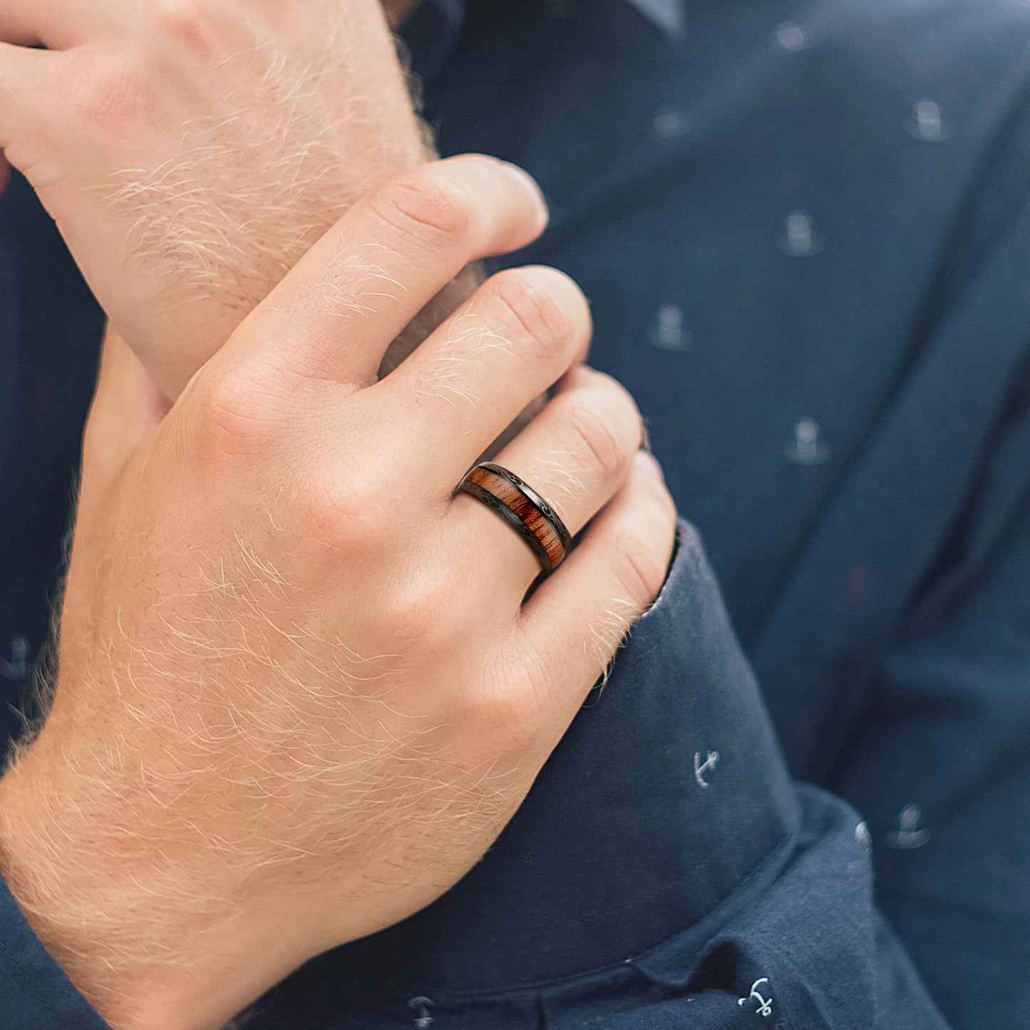 Fashion 8MM Black Stainless Steel Rings For Men Women Domed Koa Wood Inlay Men Rings Wedding Engagement Jewelry Gift