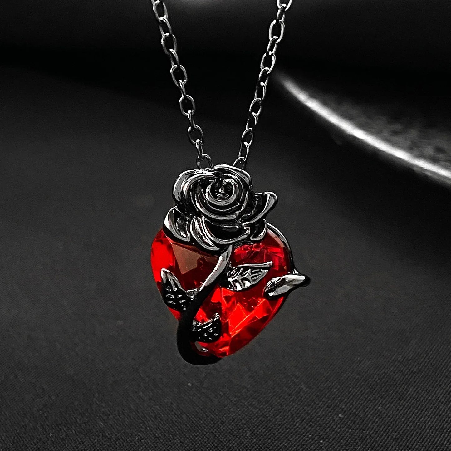 Love Rose Necklace Gothic Dark Wrapped Flower Heart Shaped Female Clavicle Chain Valentine's Day Jewelry